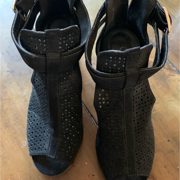 Black heels - Picture 2 of 2